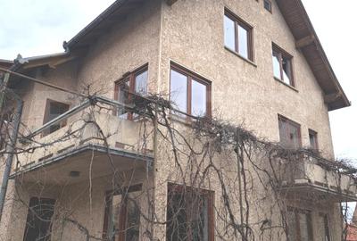 Vilă cu priveliște spre Tâmpa, în zonă liniștită din Brașov - 1