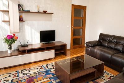 Apartament modern 2 camere cu balcon si loc de parcare zona Centrala - 1