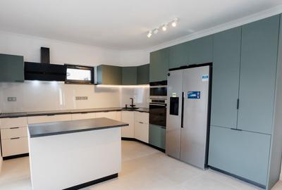 Sanctuar Urban în Inima Piperei: Eleganță Contemporană pe 1.000 mp de Intimitate - 5