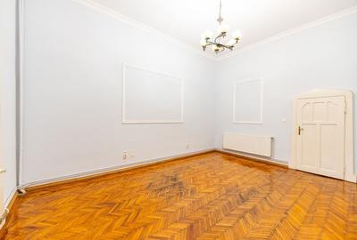Apartament nemobilat, 3 camere, etaj 1, Bld.Revoluției - 13
