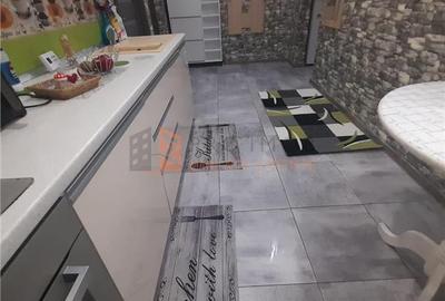 Apartament cu 2 camere decomandat, mobilat în Broșteni