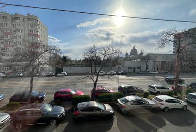 În blocul cu Mega Mare de pe Mihalache - 1