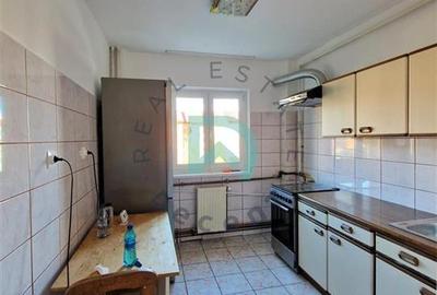 Apartament cu 3 camere decomandat în Răcădău