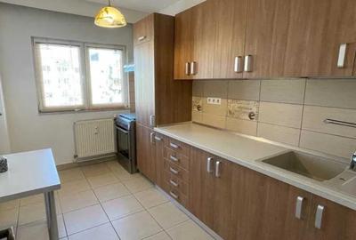 Apartament cu 3 camere semidecomandat în Tineretului