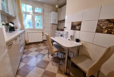 Apartament cu 3 camere semidecomandat, mobilat în Berceni