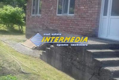 Vand casa pe Parter  cu gradina si teren 2000 mp. si utilitati - 1