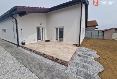 Casa individuala de vanzare cu 3 camere si teren de 710 mp - Izvin - 1