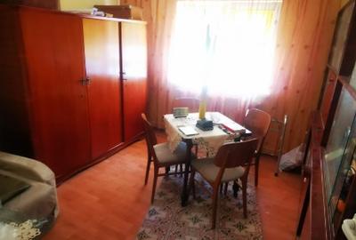 Apartament cu 3 camere decomandat de vânzare în Piața Centrală.