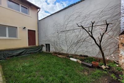 De vânzare – Casă unifamilială cu casă secundară, în cartierul Gruia - 14