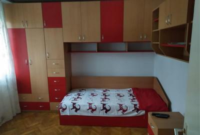 Inchiriez apartament 3 camere zona Cantemir , persoana fizica - 1