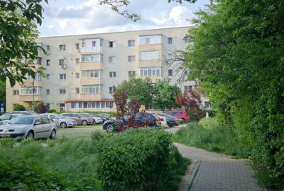 Apartament cu 2 camere semidecomandat, mobilat în Central