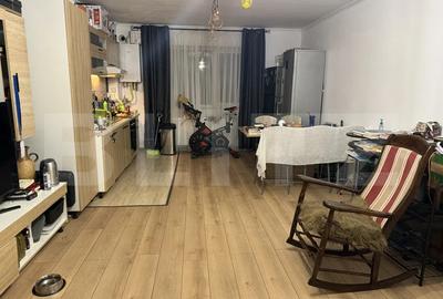 Apartament cu 3 camere semidecomandat, mobilat în Florești