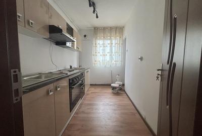 Apartament cu 3 camere decomandat, mobilat în Calea Moldovei