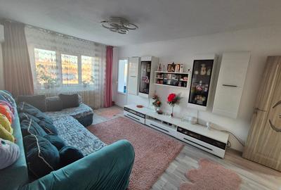 Apartament cu 3 camere semidecomandat în Podu Roș