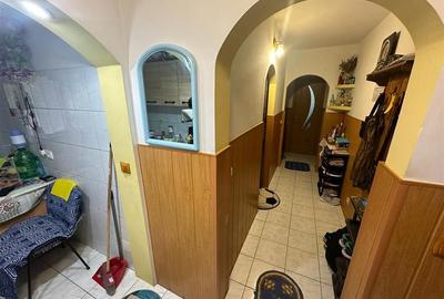 Ap 3 cam, Sud scoala nr 8, 50mp utili, et 1/4, CT - 7