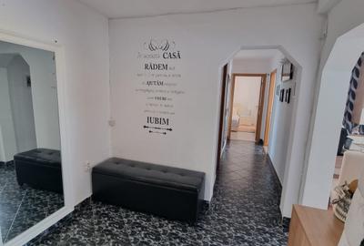 Apartament cu 3 camere decomandat, mobilat în Micro 15