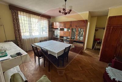 Apartament cu 4 camere de vanzare in zona Centrala Baia Sprie