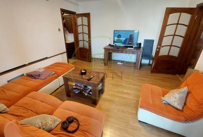Apartament cu 3 camere semidecomandat, mobilat în Rovine