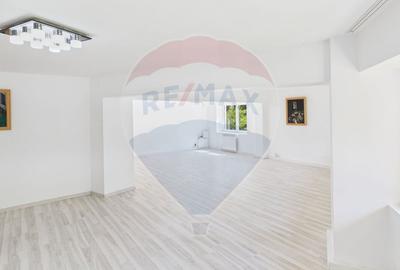 Apartament cu 5 camere decomandat în Tineretului