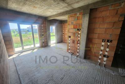 Apartament cu 3 camere semidecomandat în Girocului