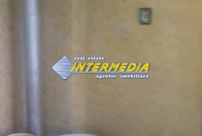 Vand casa pe Parter  cu gradina si teren 2000 mp. si utilitati - 2