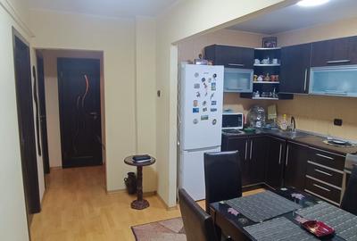 Apartament cu 3 camere decomandat, mobilat în Micro 39
