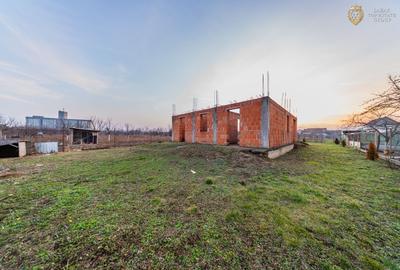 Teren de vanzare cu casa la rosu in Santana - 1