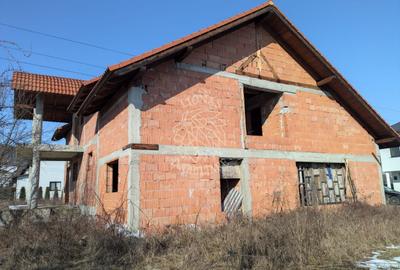 Casă individuală cu 6 camere în Viișoara