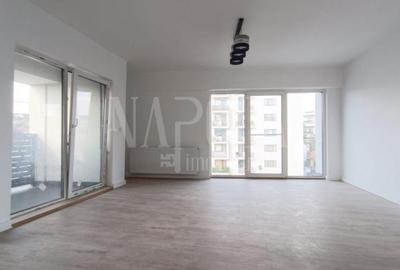 Apartament cu 3 camere semidecomandat în Dâmbul Rotund