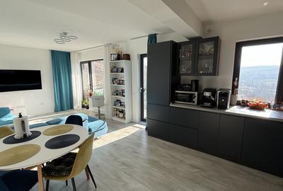 Apartament cu 3 camere semidecomandat, mobilat în Florești