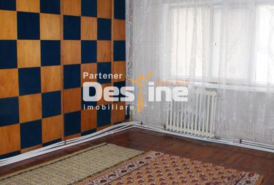 Apartament 3 camere decomandat de 61 mp 2 bai la parter cartier Favorit - Roman - 1