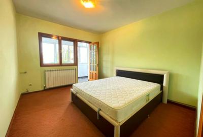Apartament cu 3 camere semidecomandat în Podu Roș