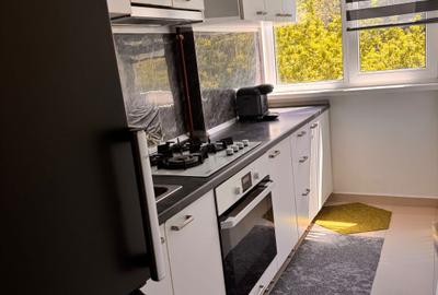 Închiriere Apartament 3 camere zona Apusului . Str Lacul Zanoaga - 1