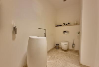 Vila deosebita  la un pas de mare mobilata si utilata - 13