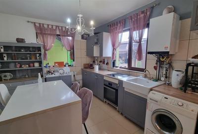 Casa de vanzare moderna cu costuri reduse, panouri solare si spatiu comercial in - 7