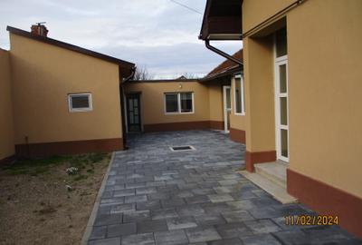 Comision 0 - Casa renovata cu 2 corpuri si gradina in Caransebes - 2