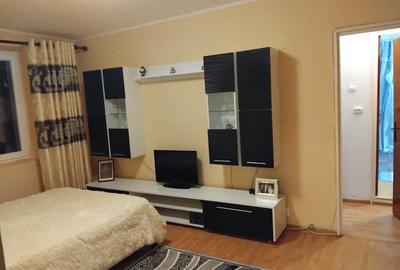 Apartament cu 3 camere semidecomandat în Costin Georgian