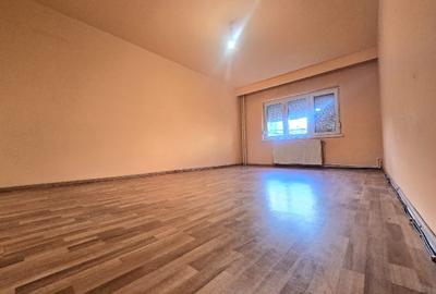 Apartament cu 2 camere decomandat în Calarași 4