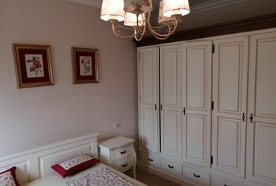 De închiriat.apartamnet de lux în zona centrală, parcare în curte , pentru cuplu - 4