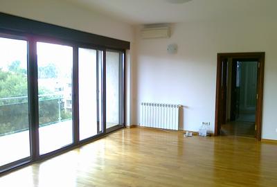 Apartament cu 4 camere semidecomandat, mobilat în Floreasca
