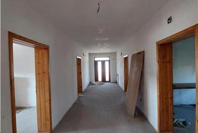 Imobil D+P+2E+M, zona Poetului, integral sau partial - 3