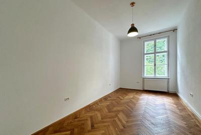 Apartament cu 3 camere semidecomandat în Centrul Istoric