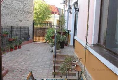 Casă cu 7 camere în Apollo