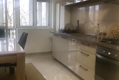 De inchiriat 3 cam Piata Unirii fantani stradal - 1