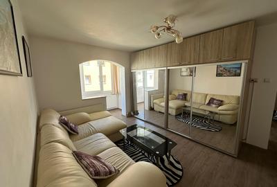 Apartament cu 3 camere semidecomandat, mobilatsi utilat,  Noua.