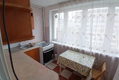 Apartament cu 3 camere semidecomandat, mobilat în Iancului