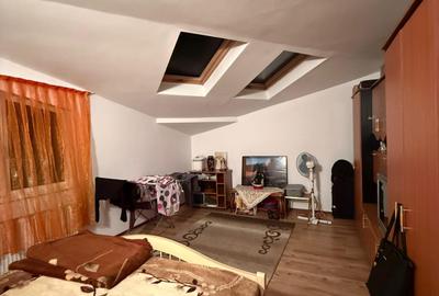 Apartament cu 3 camere semidecomandat în Plopilor