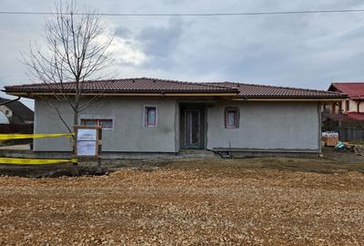 Casa bine construita intrare Bod din Sanpetru, teren generos