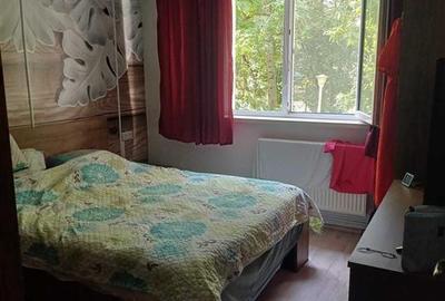 Apartament cu 3 camere semidecomandat, mobilat în Podu Roș