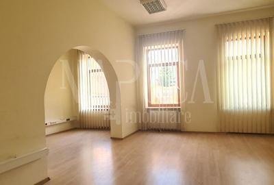 Casă individuală cu 9 camere în Central